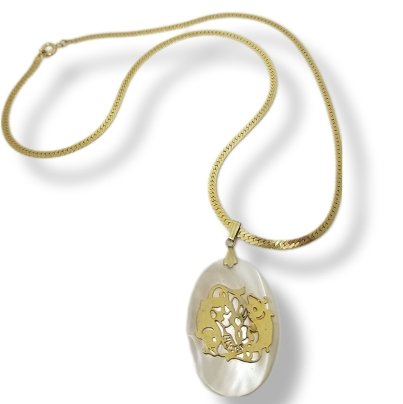 VINTAGE PISCES MOTHER OF PEARL PENDANT & GOLDPLATE HERRINGBONE CHAIN NECKLACE - Picture 3 of 7